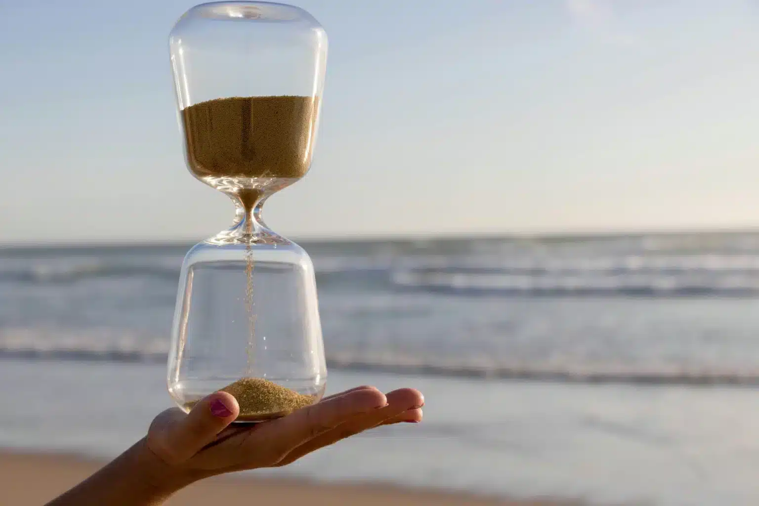 an hourglass showing that the analysis of double materiality must be carried out over time