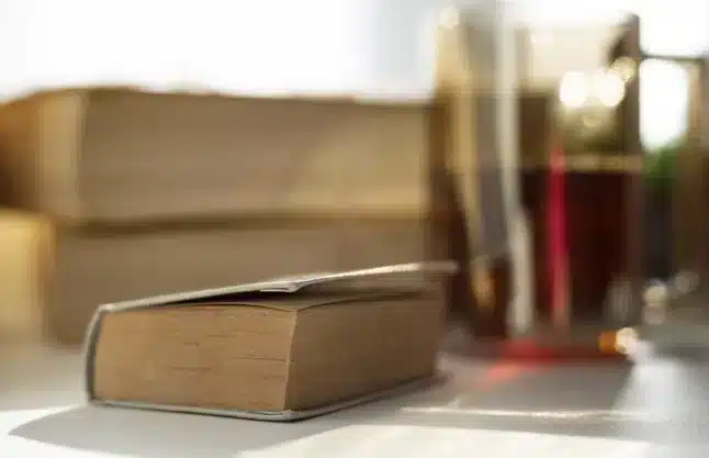 Un livre représentant la NFRD