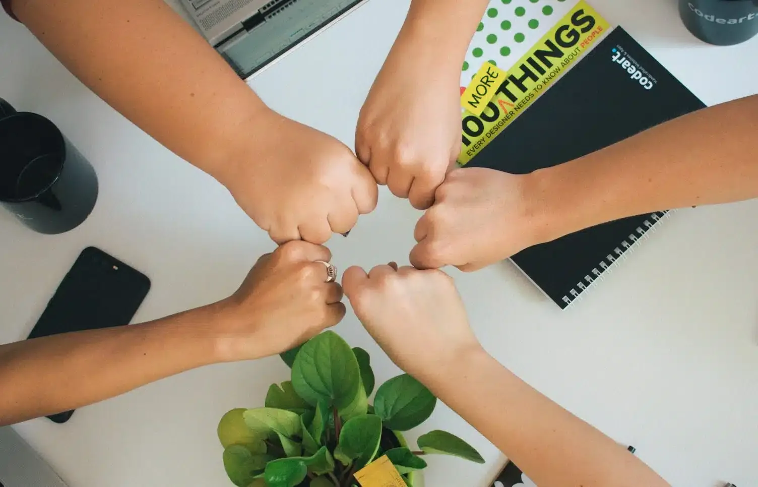 5 poings l’un contre l’autre
