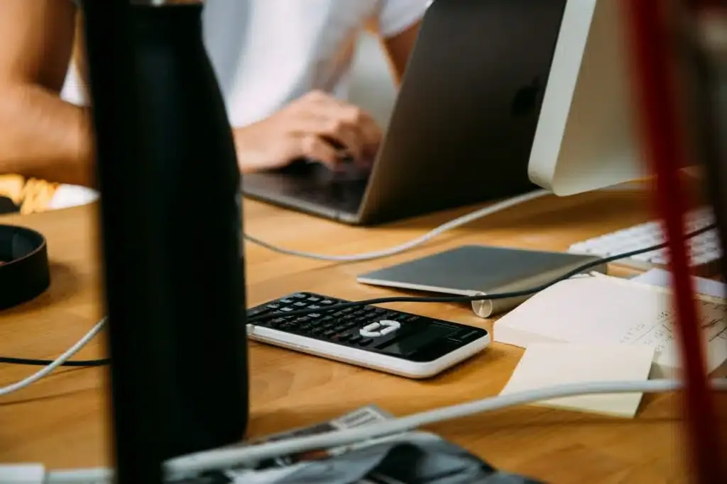 une calculatrice noire et blanche sur un bureau