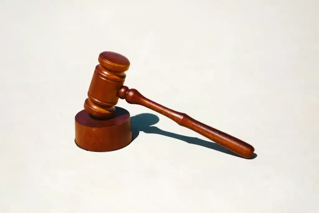 Un marteau d’avocat montrant les sanctions en cas de non-respect de la CSRD