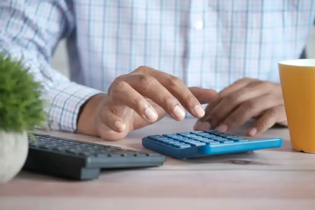Quelqu’un avec une calculatrice qui consolide ses bilans comme exigé par la CSRD